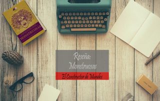 Reseña de Mosntruosas, con la portada de la antología en un escritorio